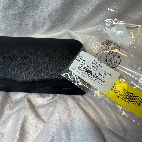 Balenciaga Authentic Oversized Black Shield Sunglasses BB-0024-S 004 NWT - Picture 9 of 14